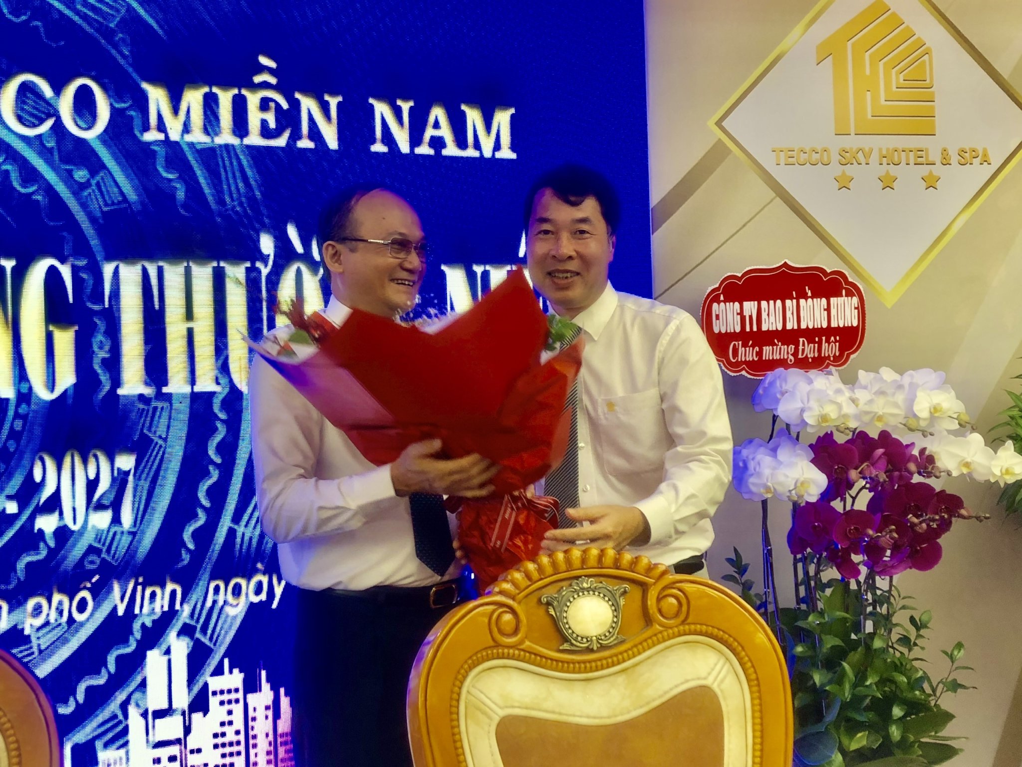 Ông Chu Tú Dương tặng hoa chúc mừng ông Dương Trung Dũng nhận nhiệm vụ mới