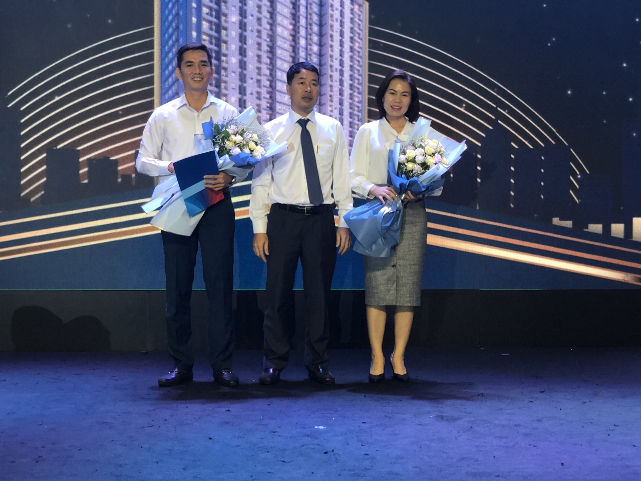 Ông Chu Tú Dương - Tổng giám đốc Tecco Miền Nam tặng hoa cho Ngân hàng Techcombank và Agribank tài trợ vốn cho dự án