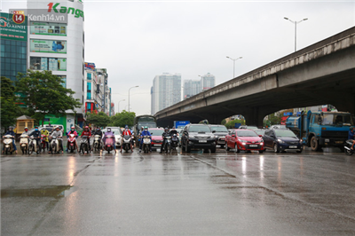 Ảnh: Ngày đầu tiên sau khi nới lỏng cách ly xã hội, đường phố Hà Nội đông đúc kéo dài, người dân chật vật đi làm dưới mưa