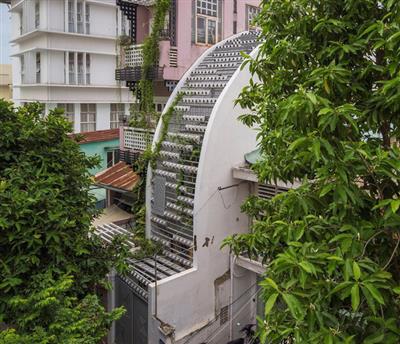 Ngôi nhà ống hẹp ở Sài Gòn với mặt tiền 'uốn cong' vô cùng ấn tượng